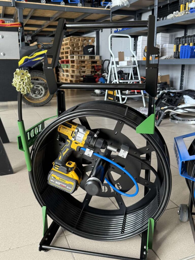 NoDig V8 high speed flexi cable drain cleaner with 18 m x 8 mm cable, DeWalt drill and 2 x 18V/54V 9Ah batteries (for DN50 to DN100 mm pipes)