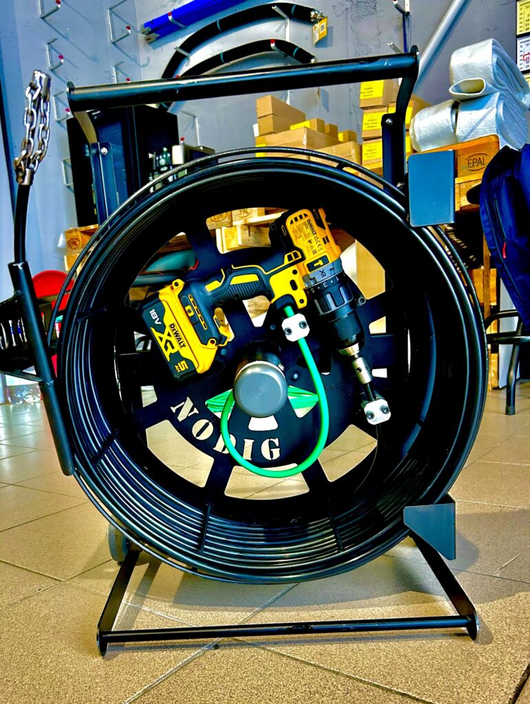 NoDig V1 high speed flexi cable drain cleaner with 20 m x 6 mm cable, DeWalt drill and 2 x 18V 5Ah batteries (for DN32 to DN75 mm pipes)